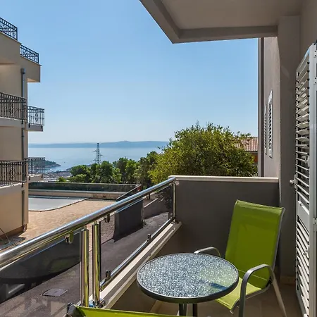 Em Makarska