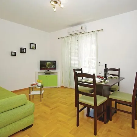 Em Apartment *